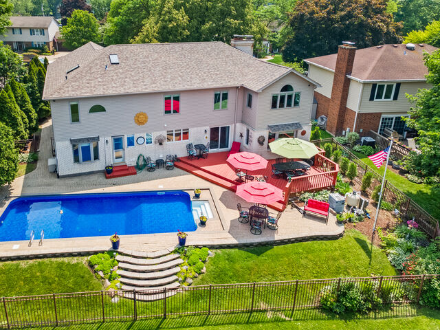Property Photo:  1424 E Jonquil Circle  IL 60004 
