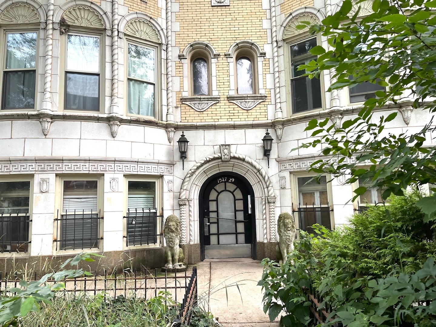 Property Photo: 1527 W Pratt Boulevard 2E IL 60626
