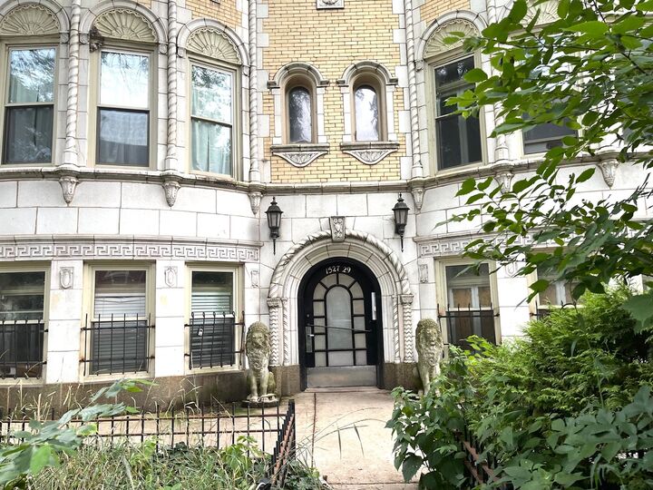 Property Photo: 1527 W Pratt Boulevard 2E IL 60626