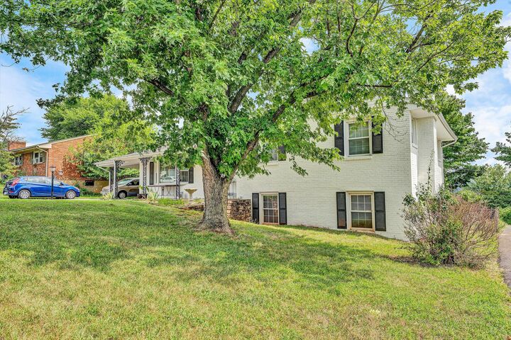 Property Photo: 917 Colbourne Ave VA 24179