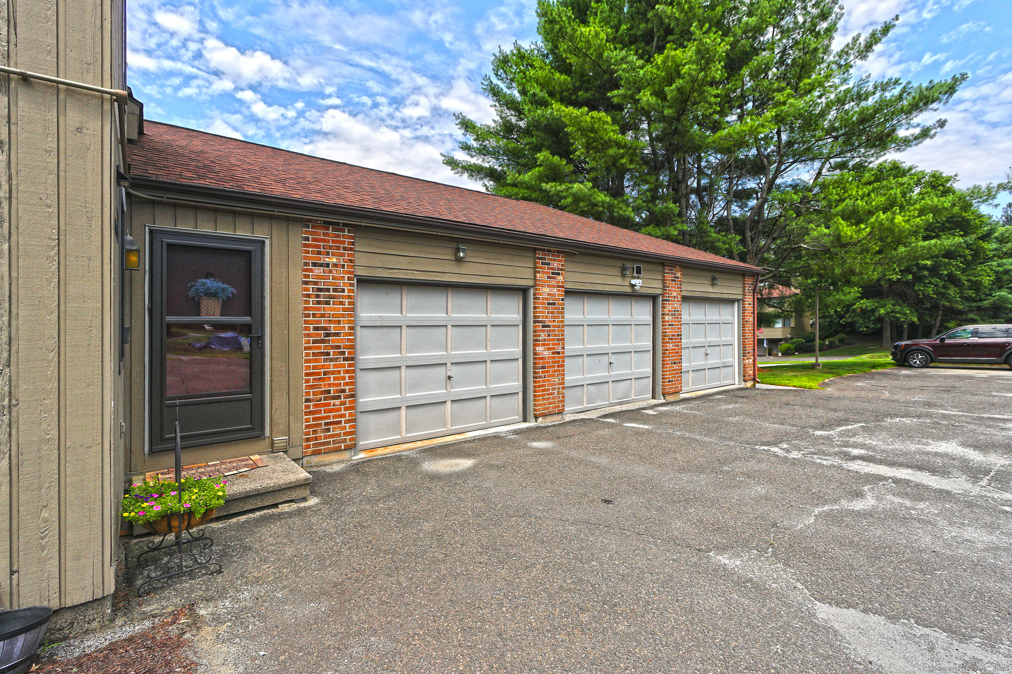 Property Photo:  31 Far View Commons 31  CT 06488 