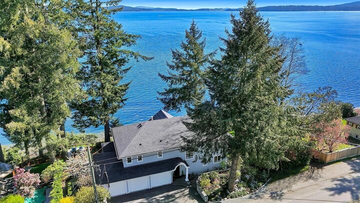 Photo de la propriété:  2401 Mill Bay Rd  BC V8H 1B9 
