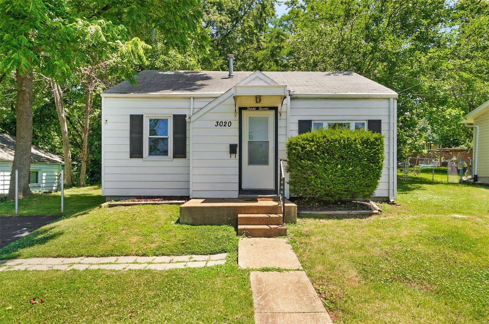 Property Photo: 3020 Kincaid Avenue MO 63114