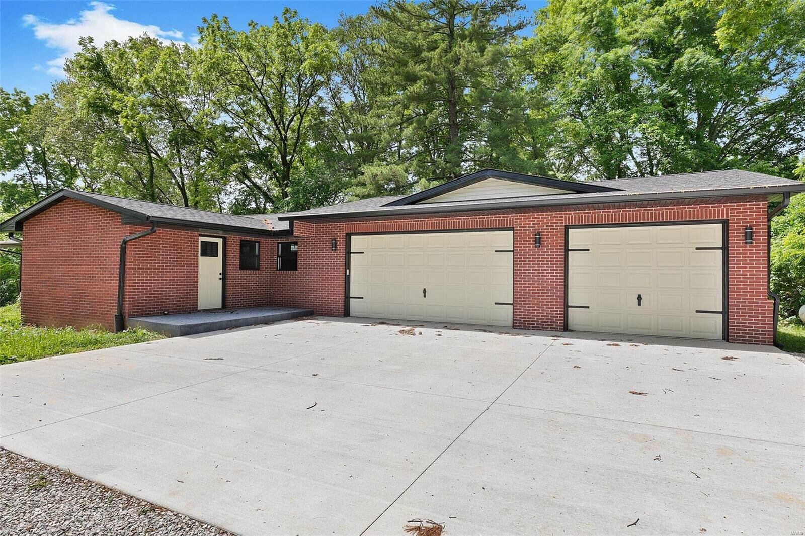 Property Photo: 2556 Staunton Road IL 62294