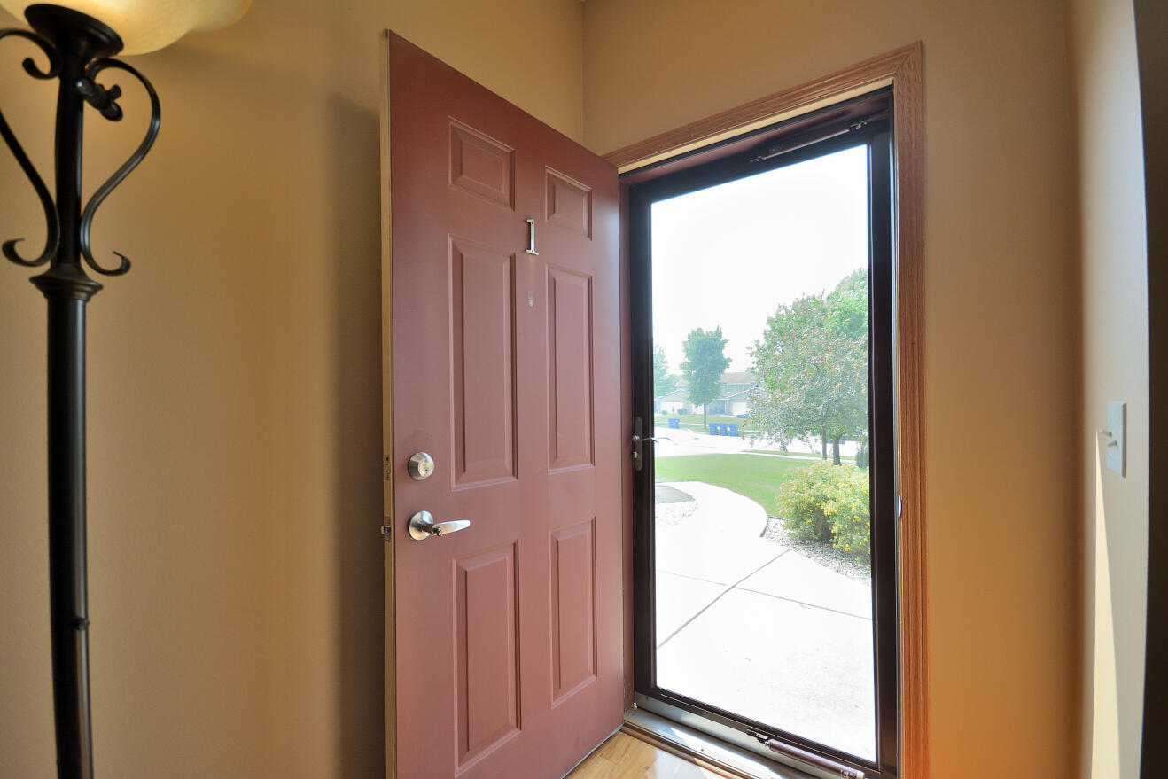 Property Photo:  1014 E Woodview Ct 1  WI 53086 