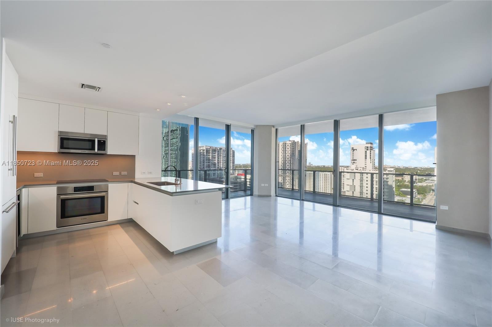 Property Photo: 88 SW 7th St 1202 FL 33130