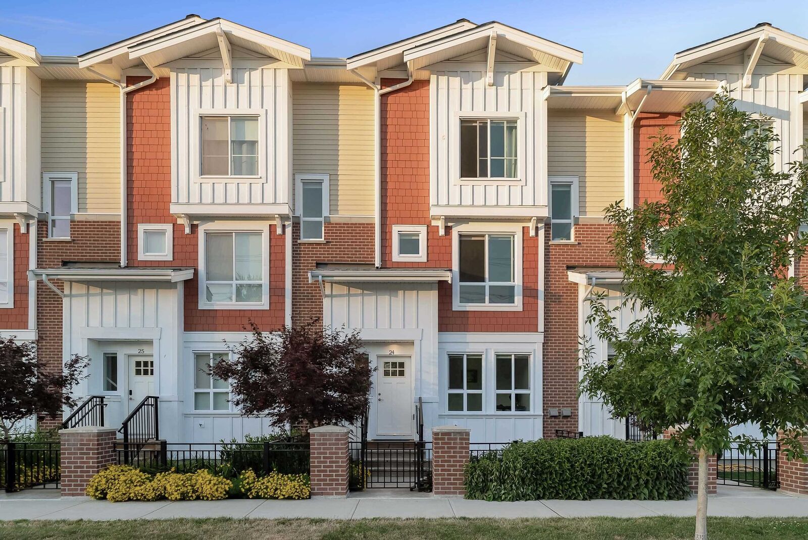 Photo de la propriété:  16561 17A Avenue 24  BC V3Z 1J3 