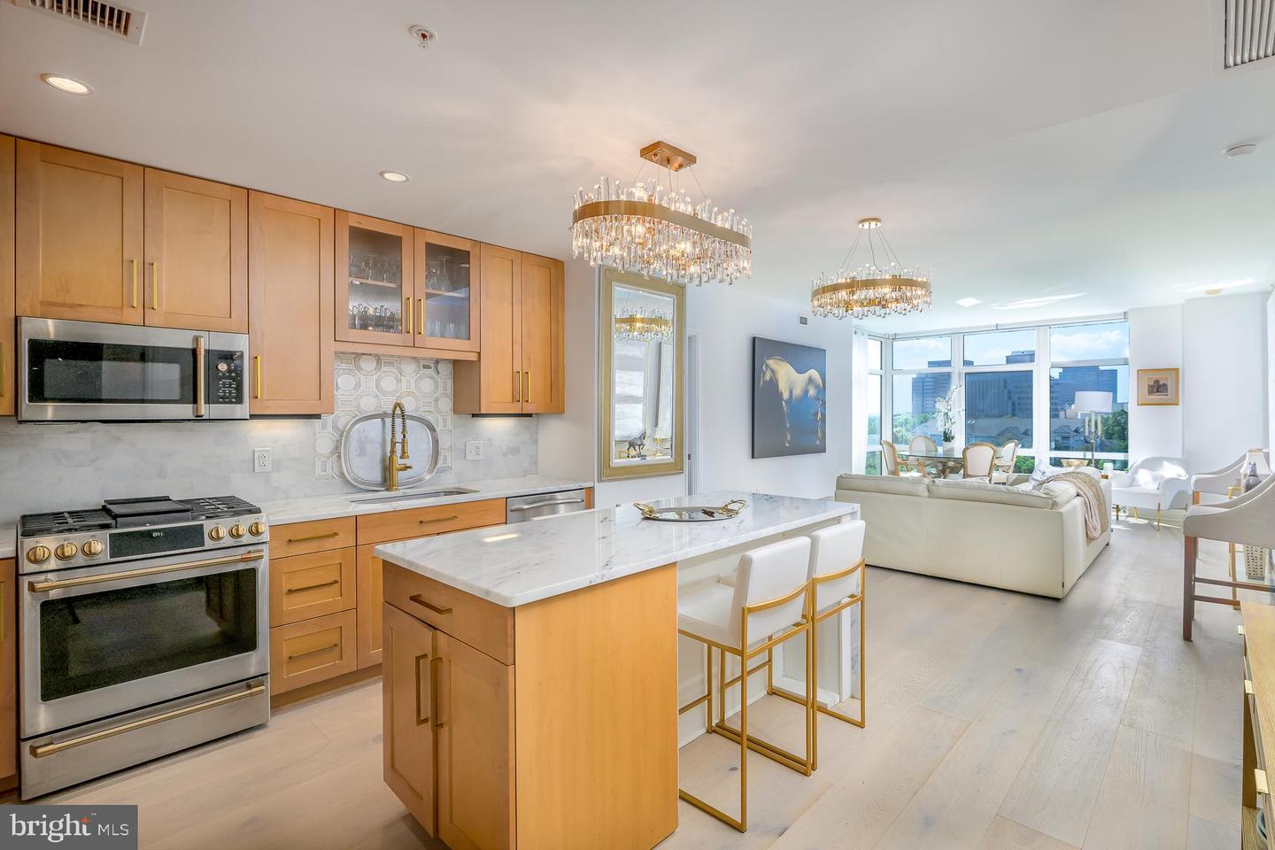 Property Photo: 8220 Crestwood Heights Drive 1009 VA 22102