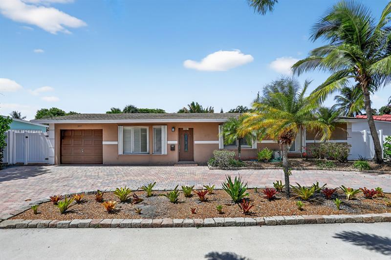 Property Photo: 1007 SE 6th St FL 33441