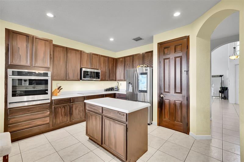 Property Photo: 4100 E Gardenia Ave FL 33332