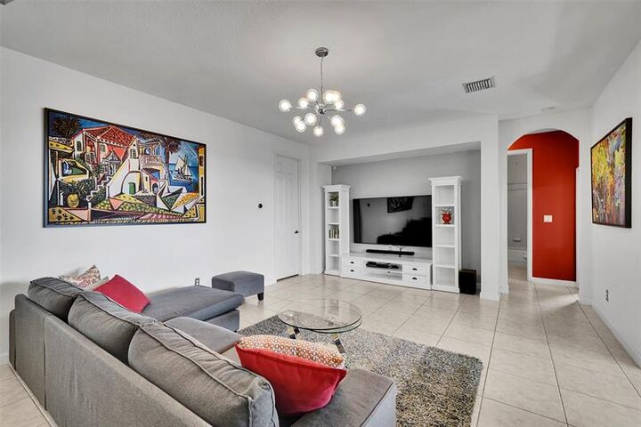 Property Photo:  4100 E Gardenia Ave  FL 33332 