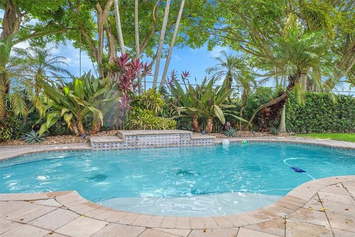 Property Photo: 4100 E Gardenia Ave FL 33332