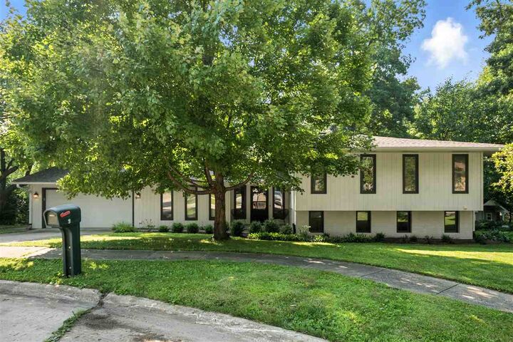 9 Wellesley Way  Iowa City IA 52245 photo