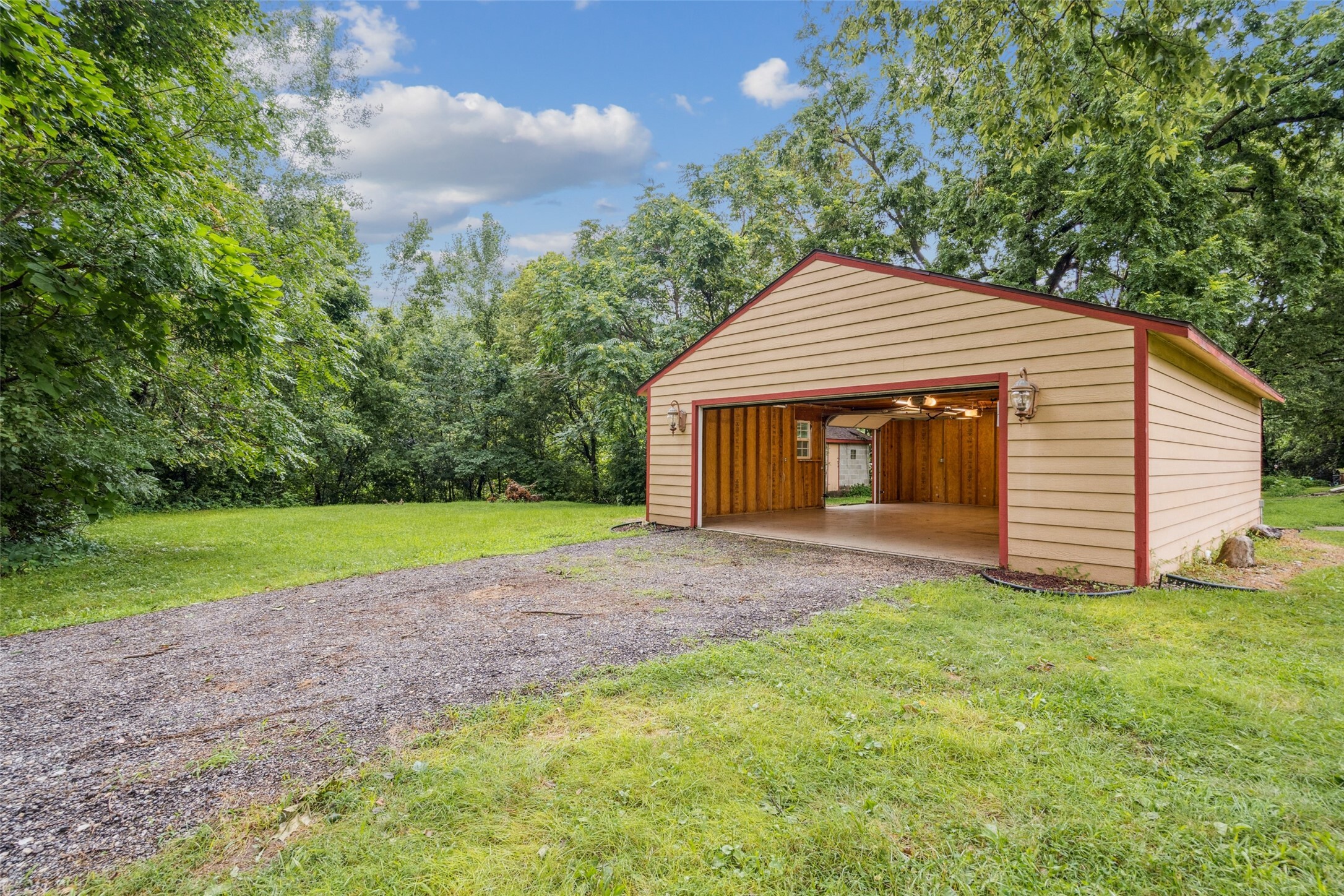 Property Photo:  885 NW 43rd Avenue  IA 50313 