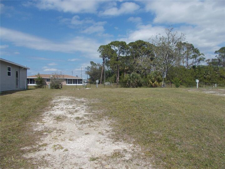 Property Photo: 5552 Holiday Park Boulevard FL 34287