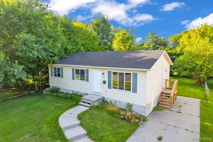 Property Photo:  208 6th Street  MI 48430 2717 