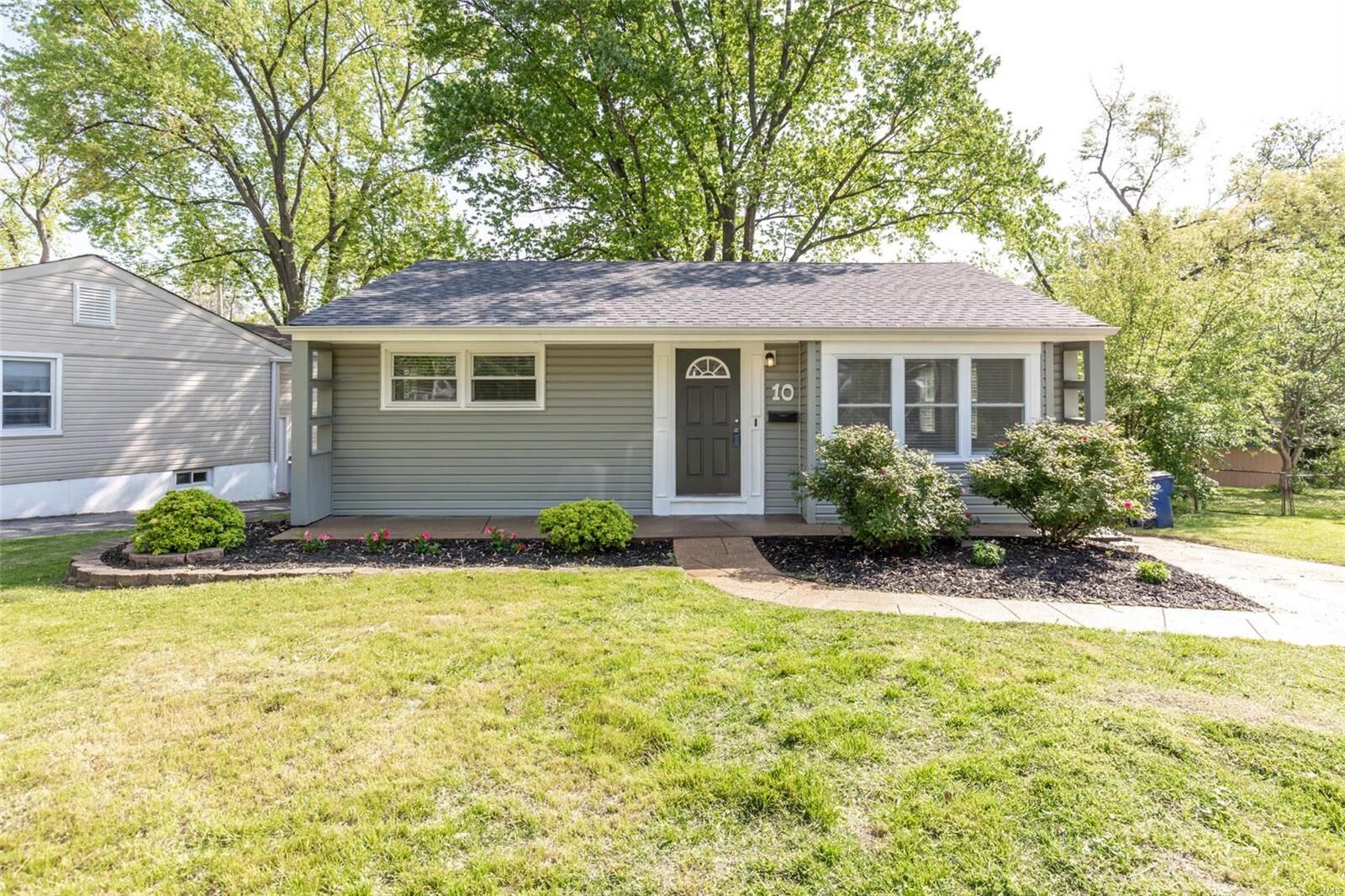 Property Photo:  10 Banbury Court  MO 63126