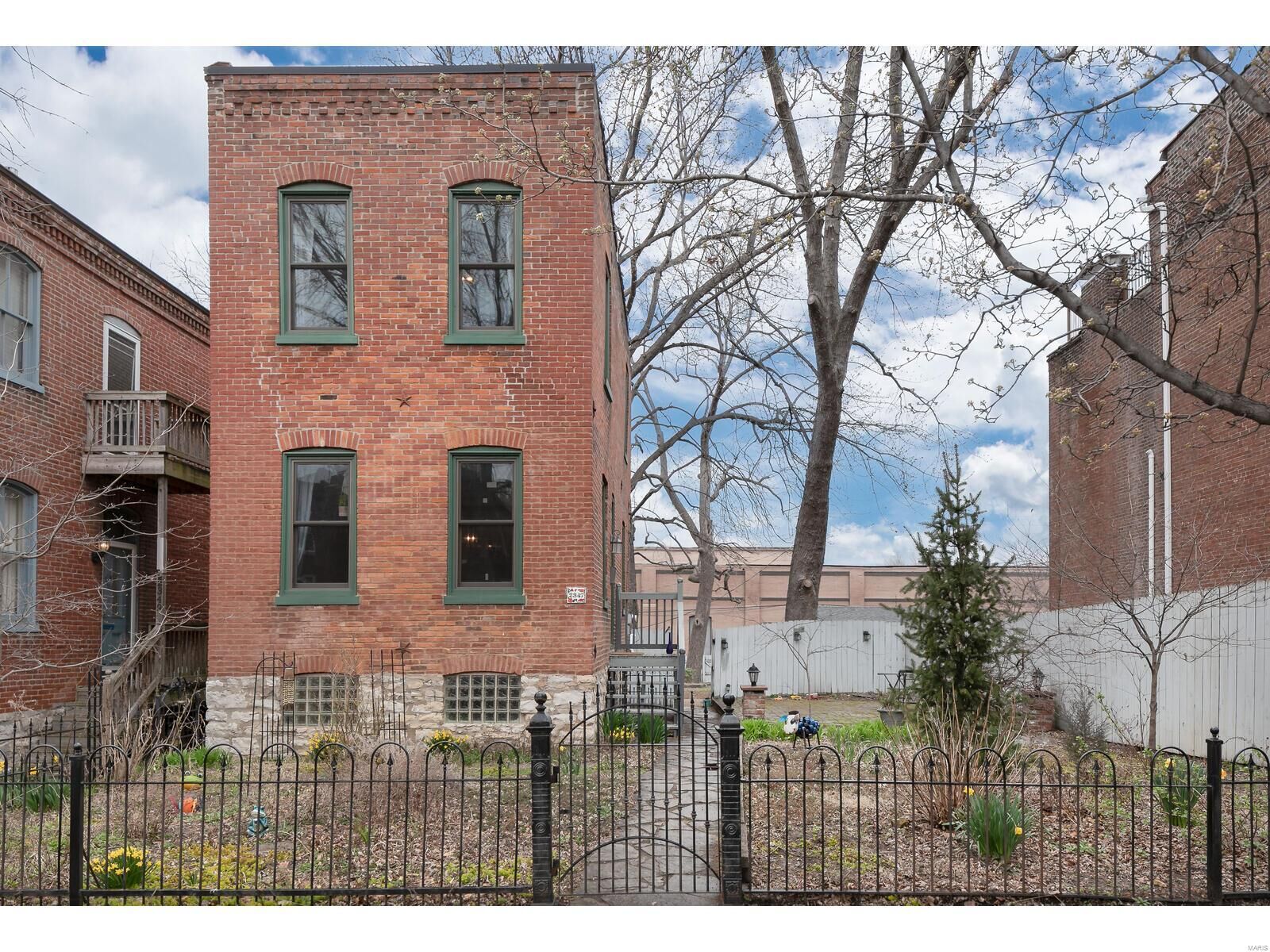 Property Photo: 2347 Hickory Street MO 63104