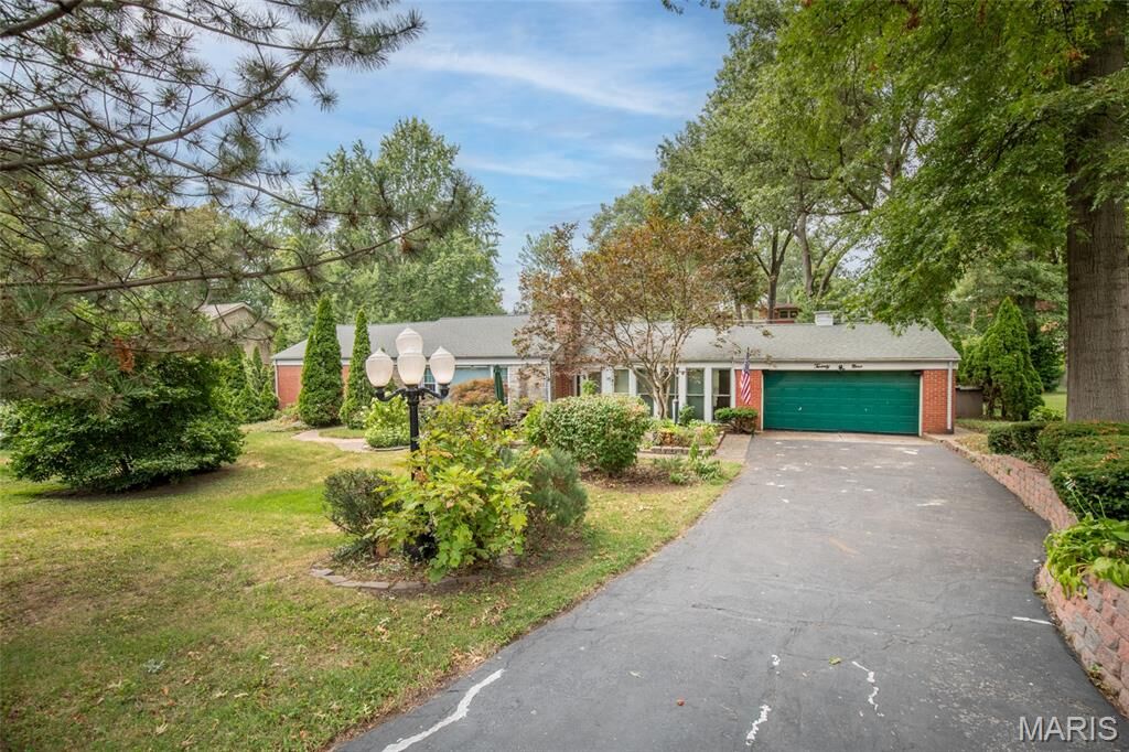 Property Photo:  29 W Sherwood Drive  MO 63114 