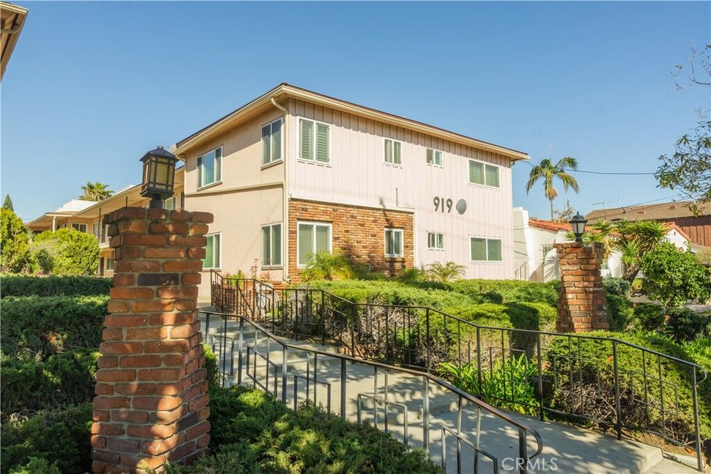 Property Photo:  919 E La Palma Drive 4  CA 90301 