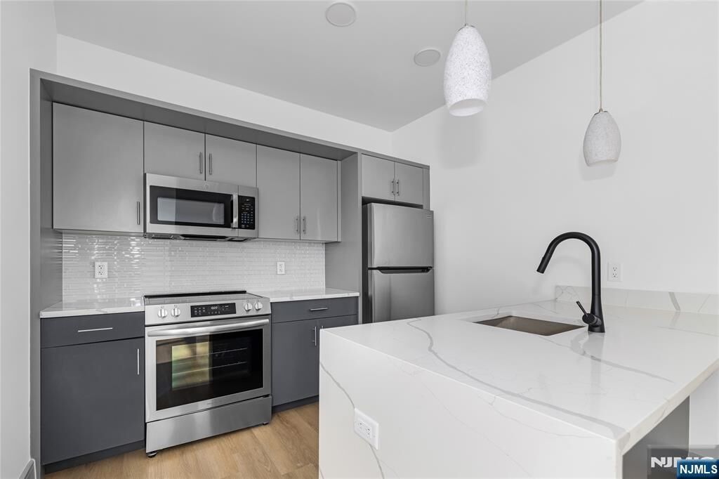 Property Photo:  1435 10th Street 208  NJ 07024 