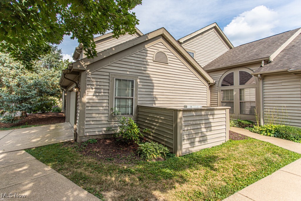 Property Photo: 126 N Aspen Court 2 OH 44484