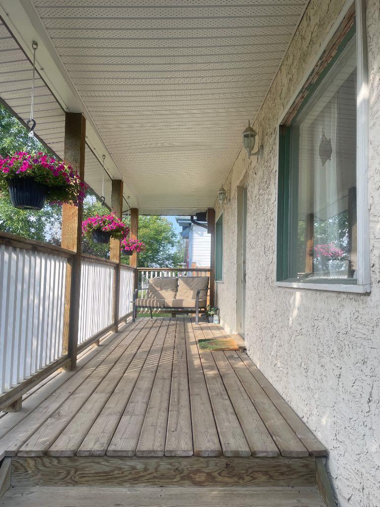 Property Photo: 4614 5 Avenue AB T7E 1C7