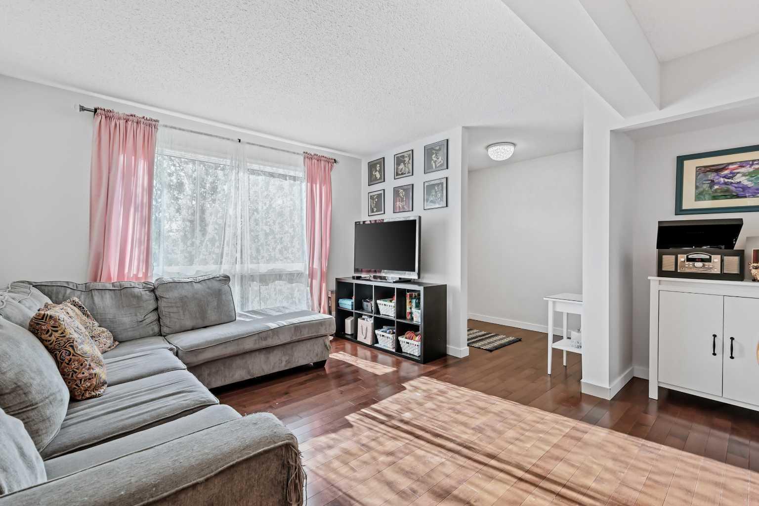 Property Photo: 5625 Silverdale Drive NW 67 AB T3B 4N5