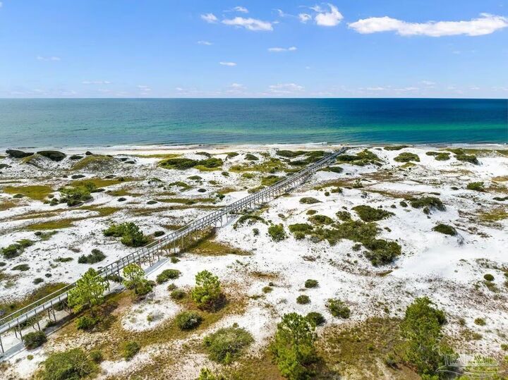 Property Photo: 38 E Crabbing Hole Ln FL 32461