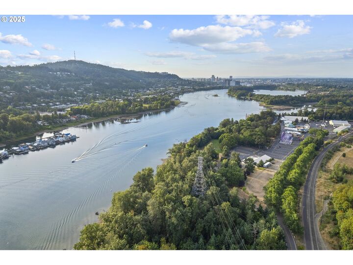 Property Photo:  196 SE Spokane St 110  OR 97202 