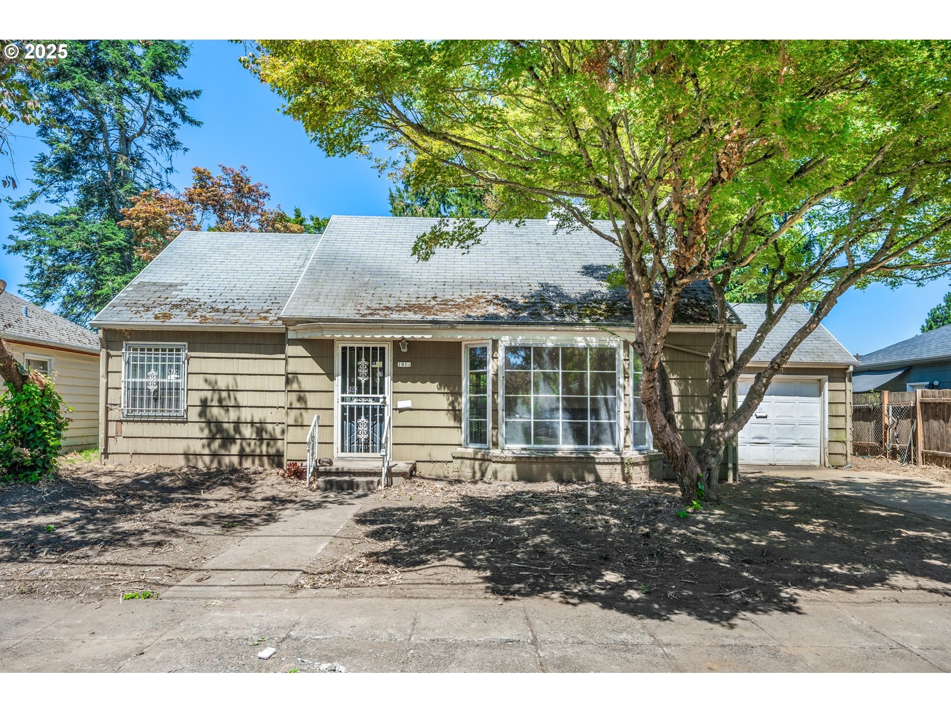 Property Photo: 1915 NE Bryant St OR 97211