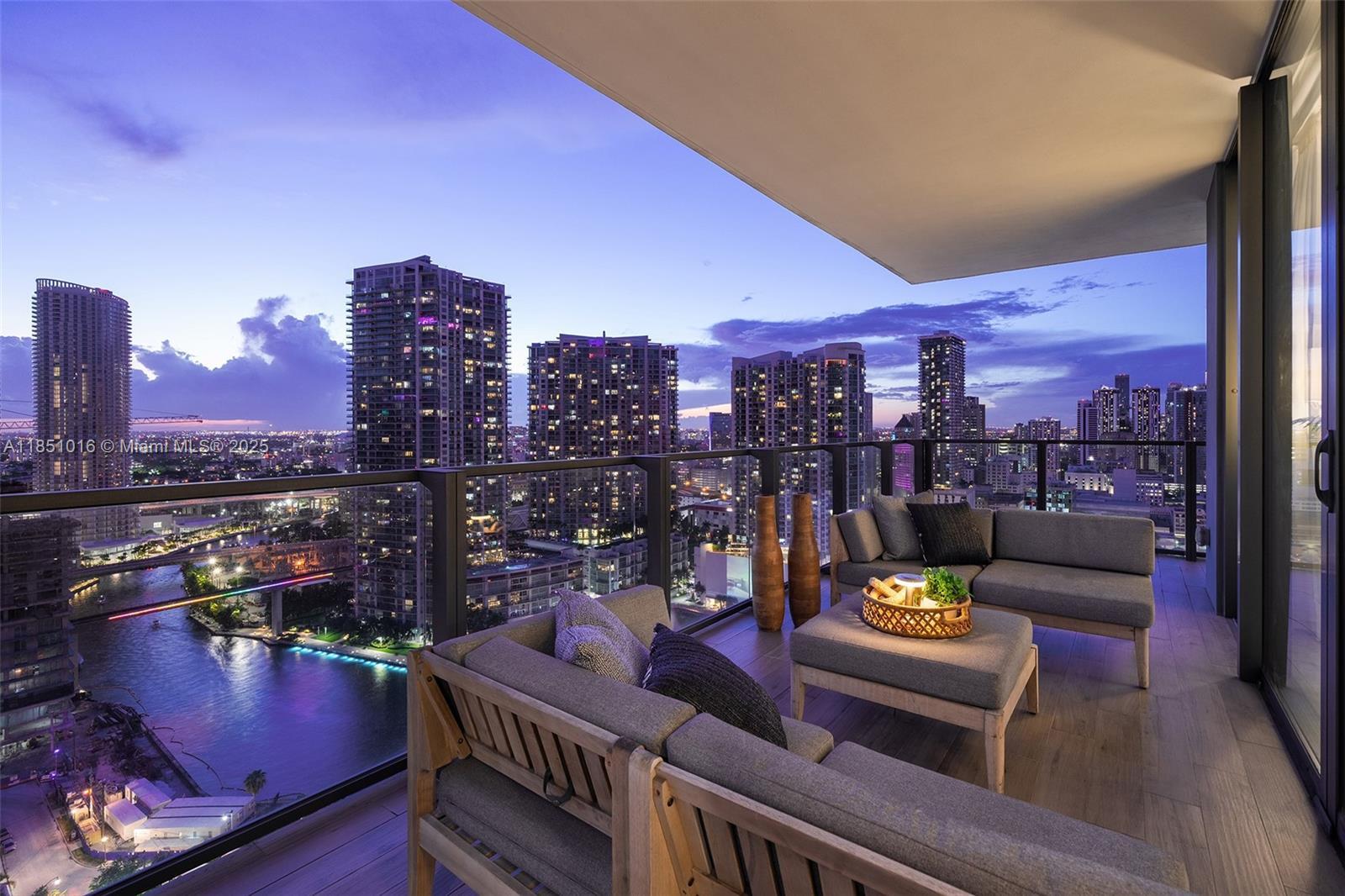 Property Photo: 68 SE 6th St 2512 FL 33131
