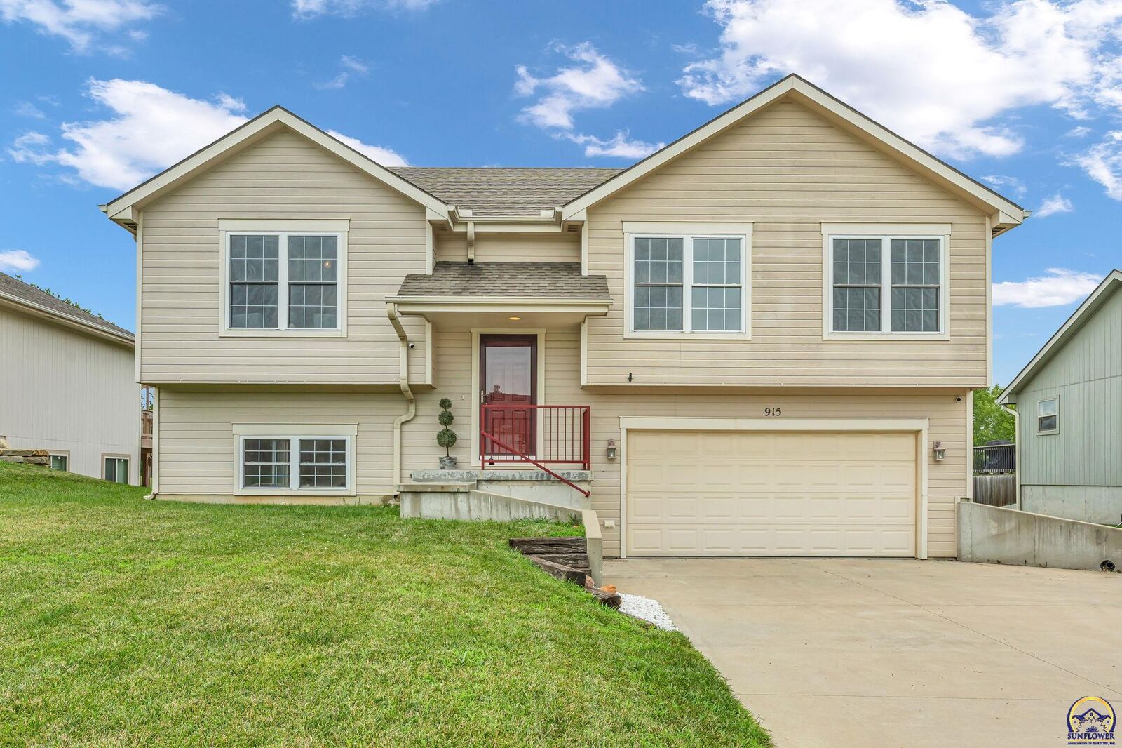 Property Photo:  915 SW Woodbridge Pl  KS 66606 
