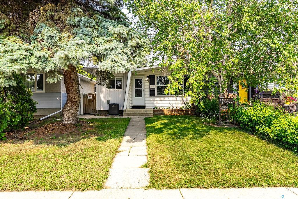 Property Photo:  433 East Place  SK S7J 2Y7 