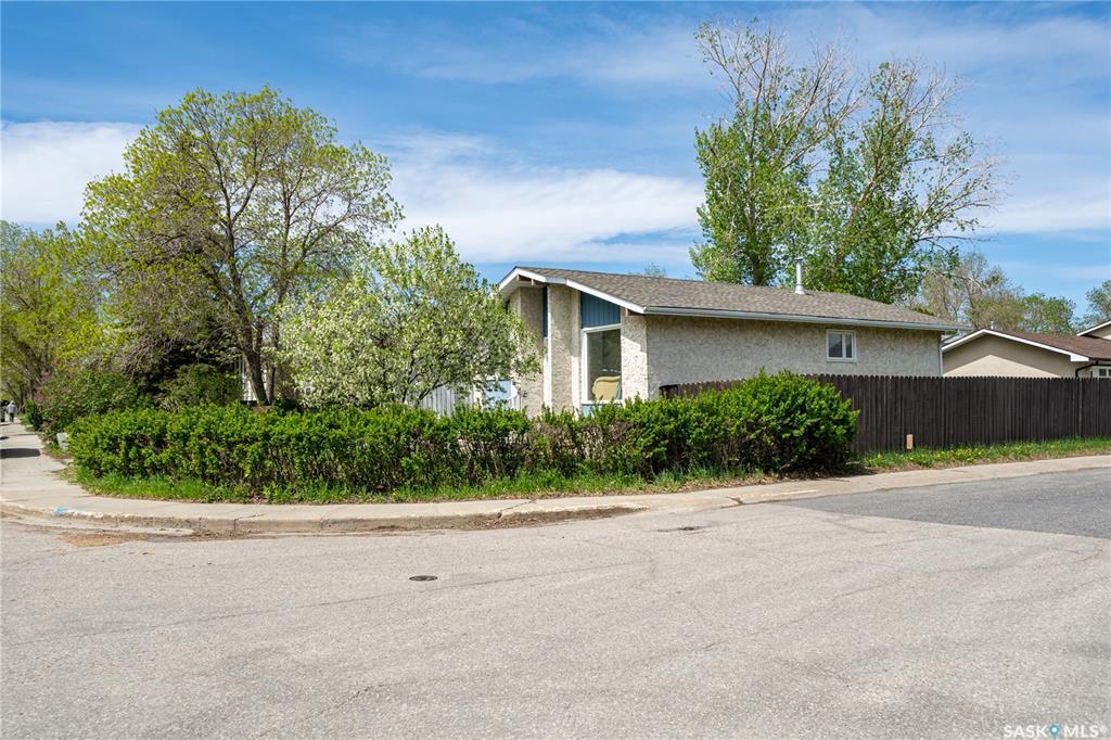 Property Photo:  198 Thomson Avenue  SK S4N 5L3 