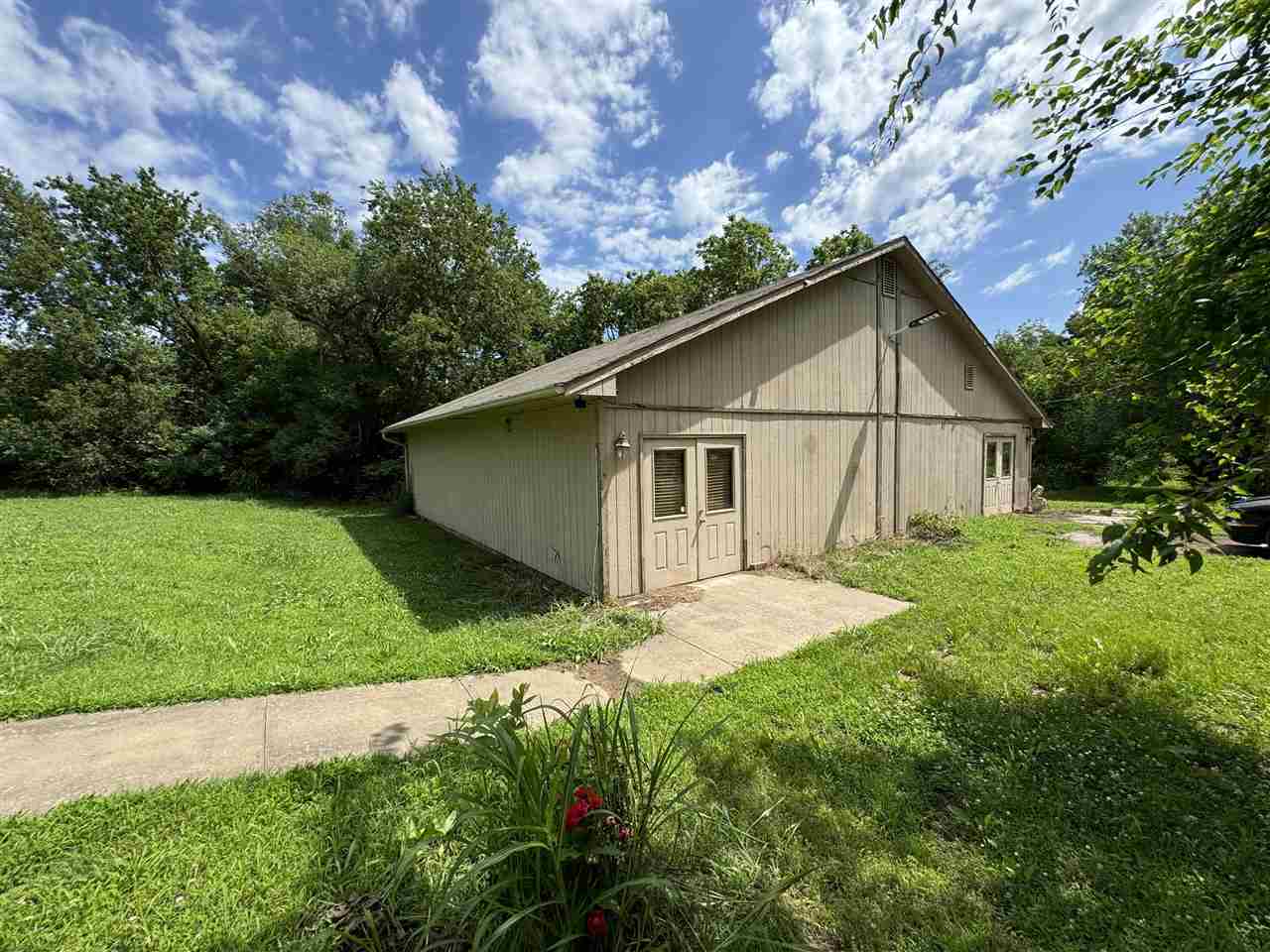 Property Photo: 802 E Brissey Street OK 74023
