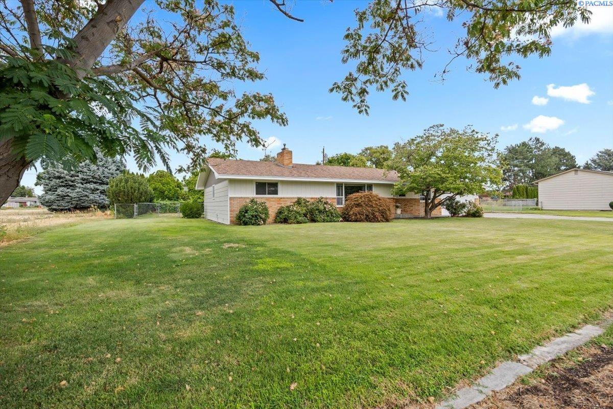 Property Photo: 10121 W Court St WA 99301