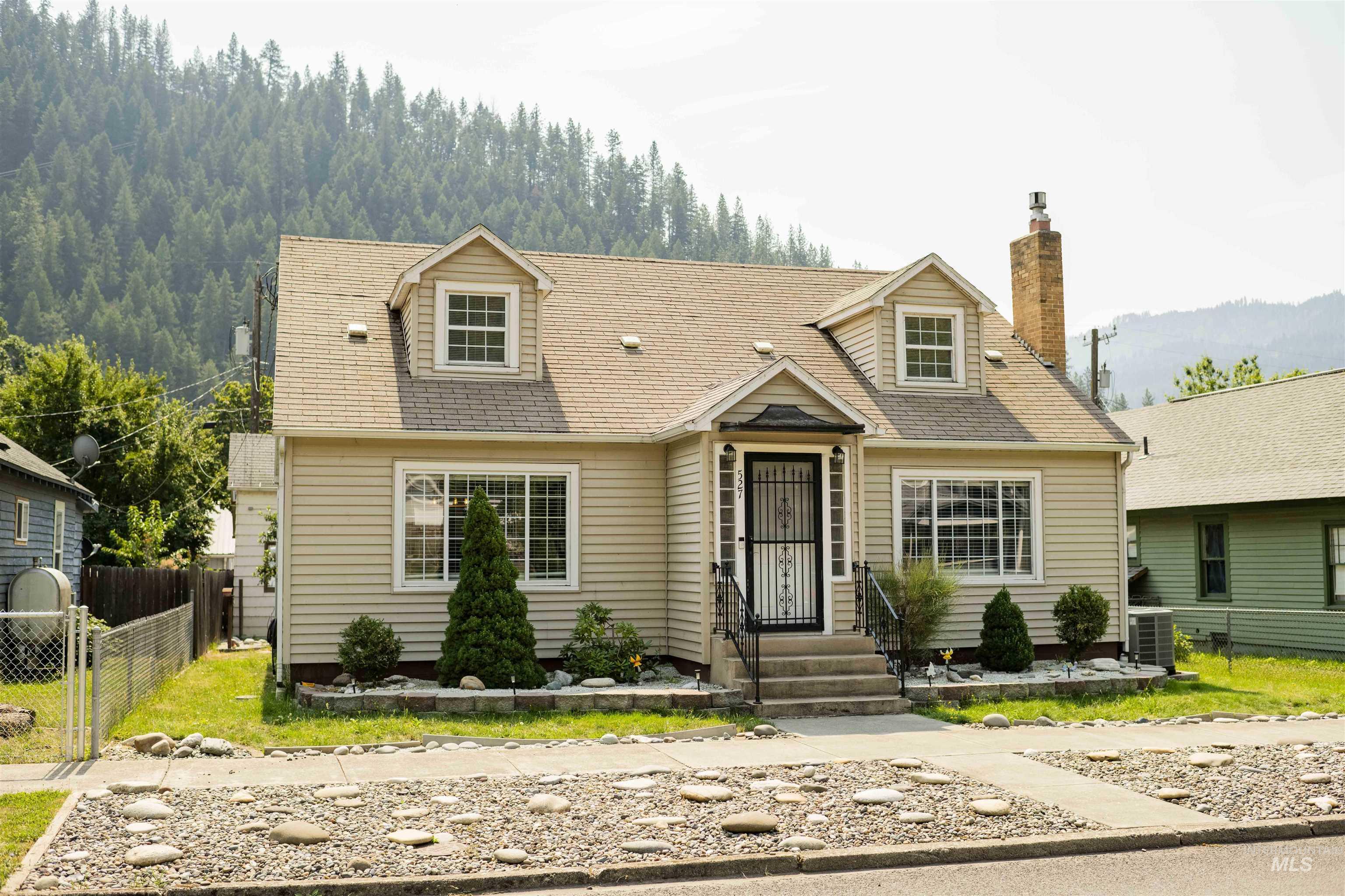 Property Photo:  527 Brown Avenue  ID 83544 