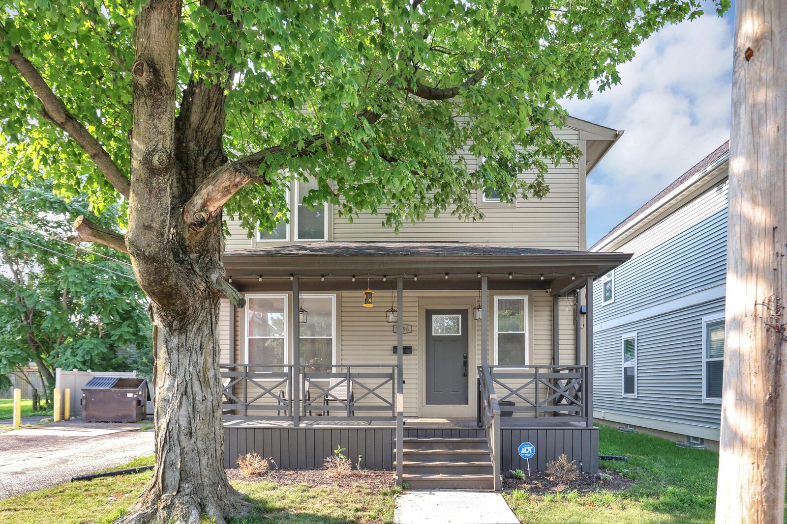 Property Photo: 1096 E Sycamore Street OH 43206