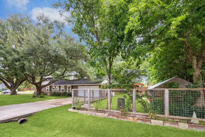 Property Photo:  9302 Rosstown Way  TX 77080 