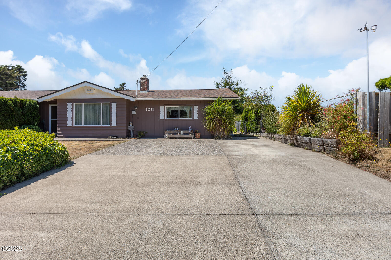 Property Photo: 1011 NE Benton Street OR 97365