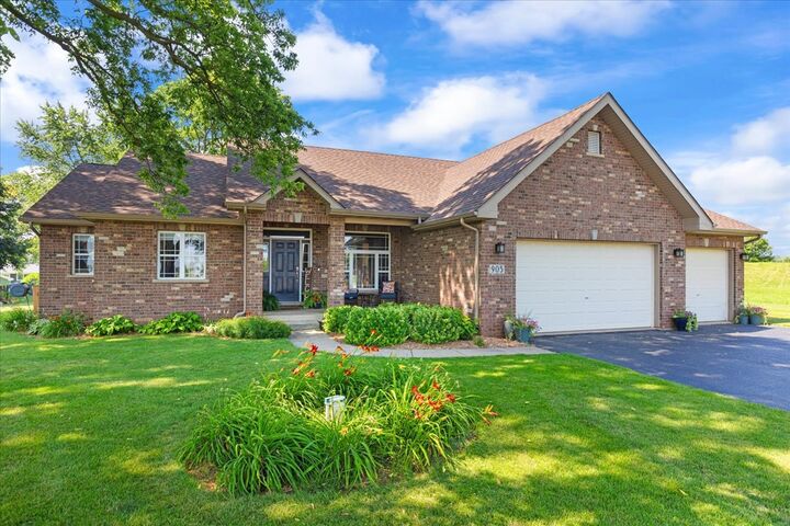 Property Photo:  905 Tall Grass Court  IL 60552 