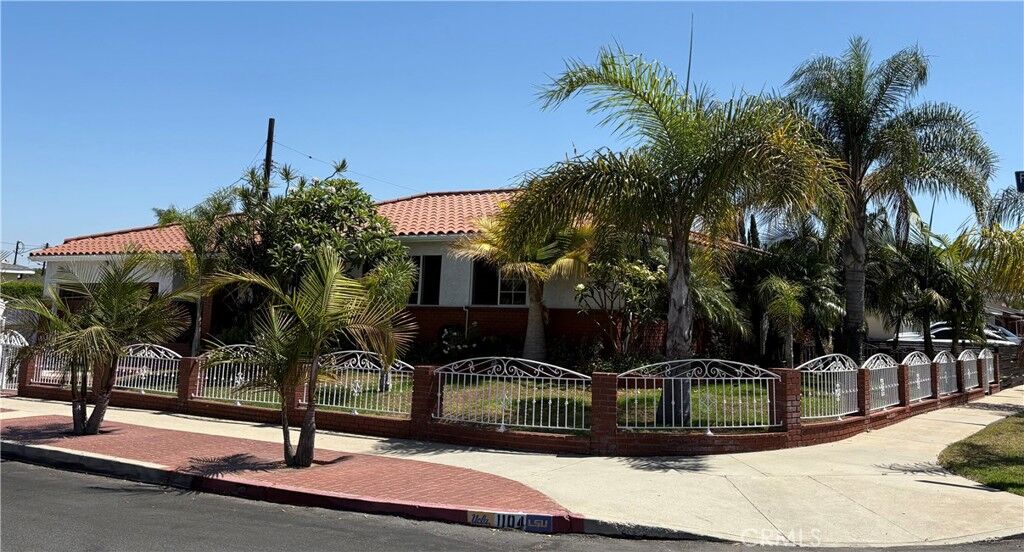 Property Photo:  1104 Frigate  CA 90744 