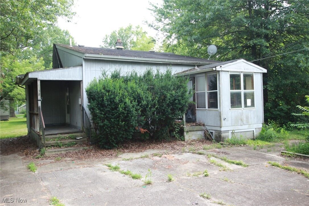 Property Photo: 138 Maryland Street NE OH 44483