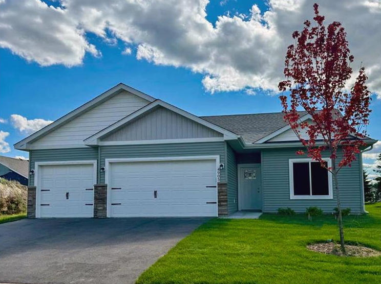 Property Photo:  4905 Evergreen Drive N  MN 55038 