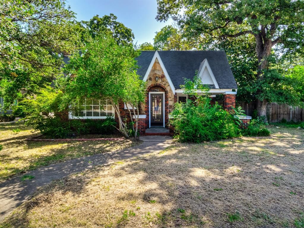 Property Photo: 1412 N Riverside Drive TX 76111