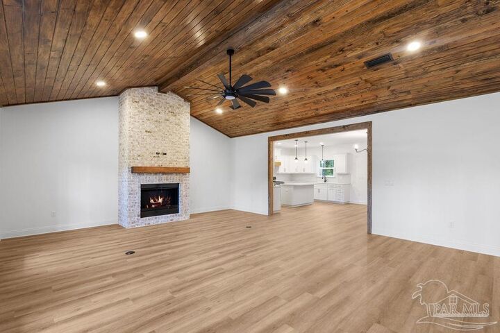 Property Photo: 8925 Naturewalk Dr FL 32571