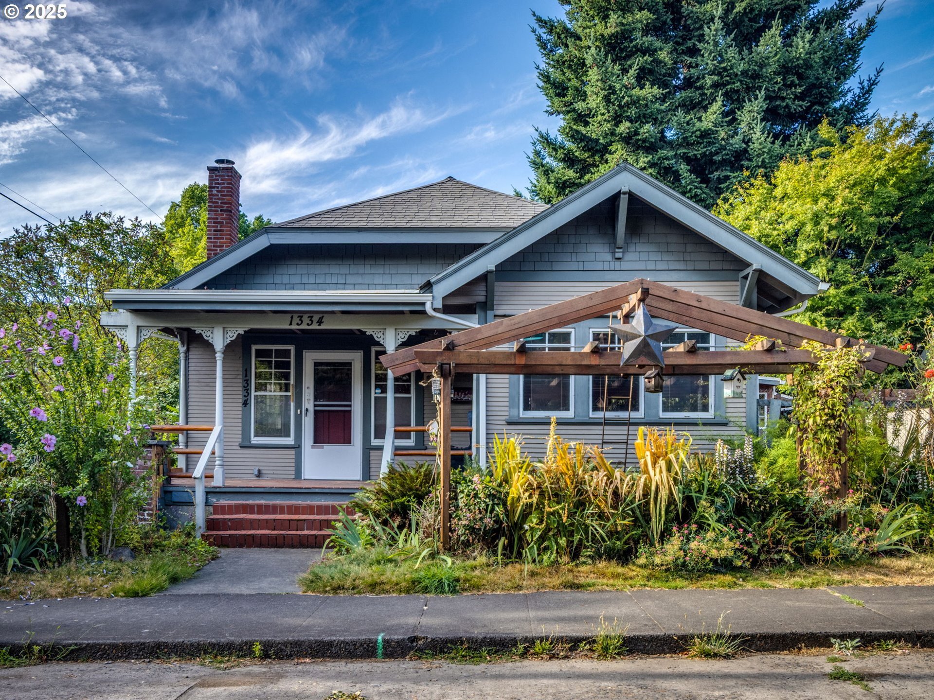 Property Photo: 1334 SE Bush St OR 97202