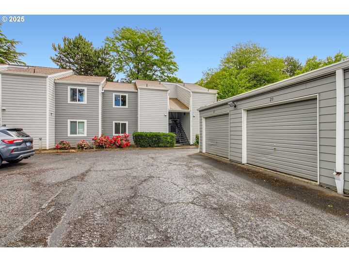 Property Photo:  2704 SE 138th Ave 24  OR 97236