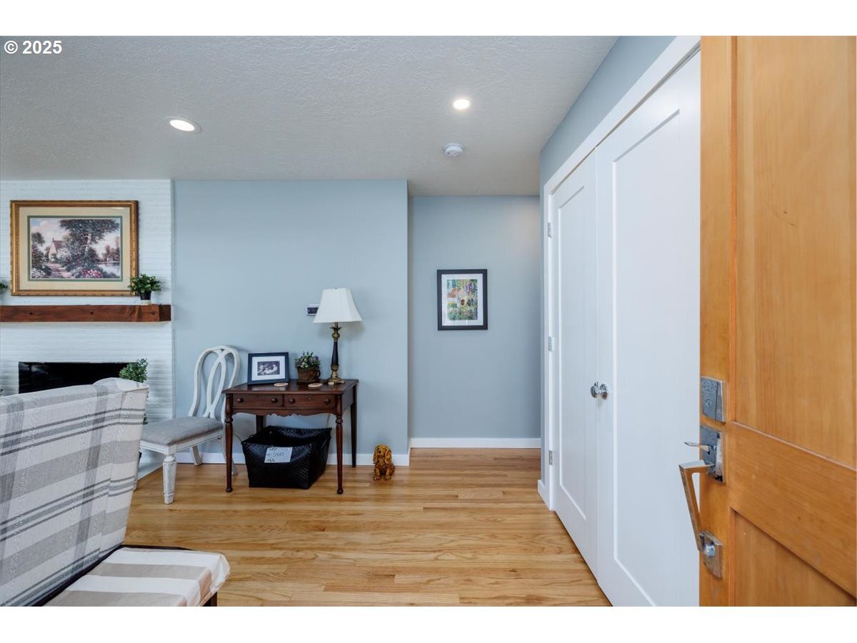 Property Photo: 3880 Calaroga Cir OR 97068